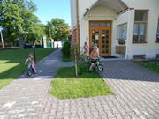 Společné odpoledne rodičů a dětí - natírání popelnic